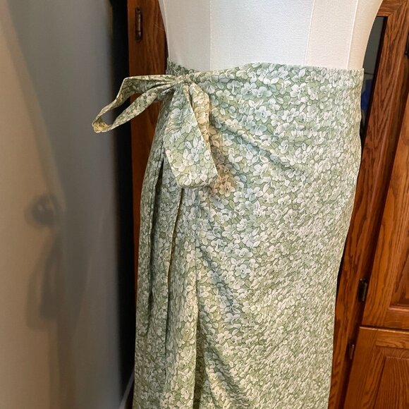 ✨3/$20✨ SHEIN Green Floral Asymmetrical Wrap Skirt - Picture 6 of 7